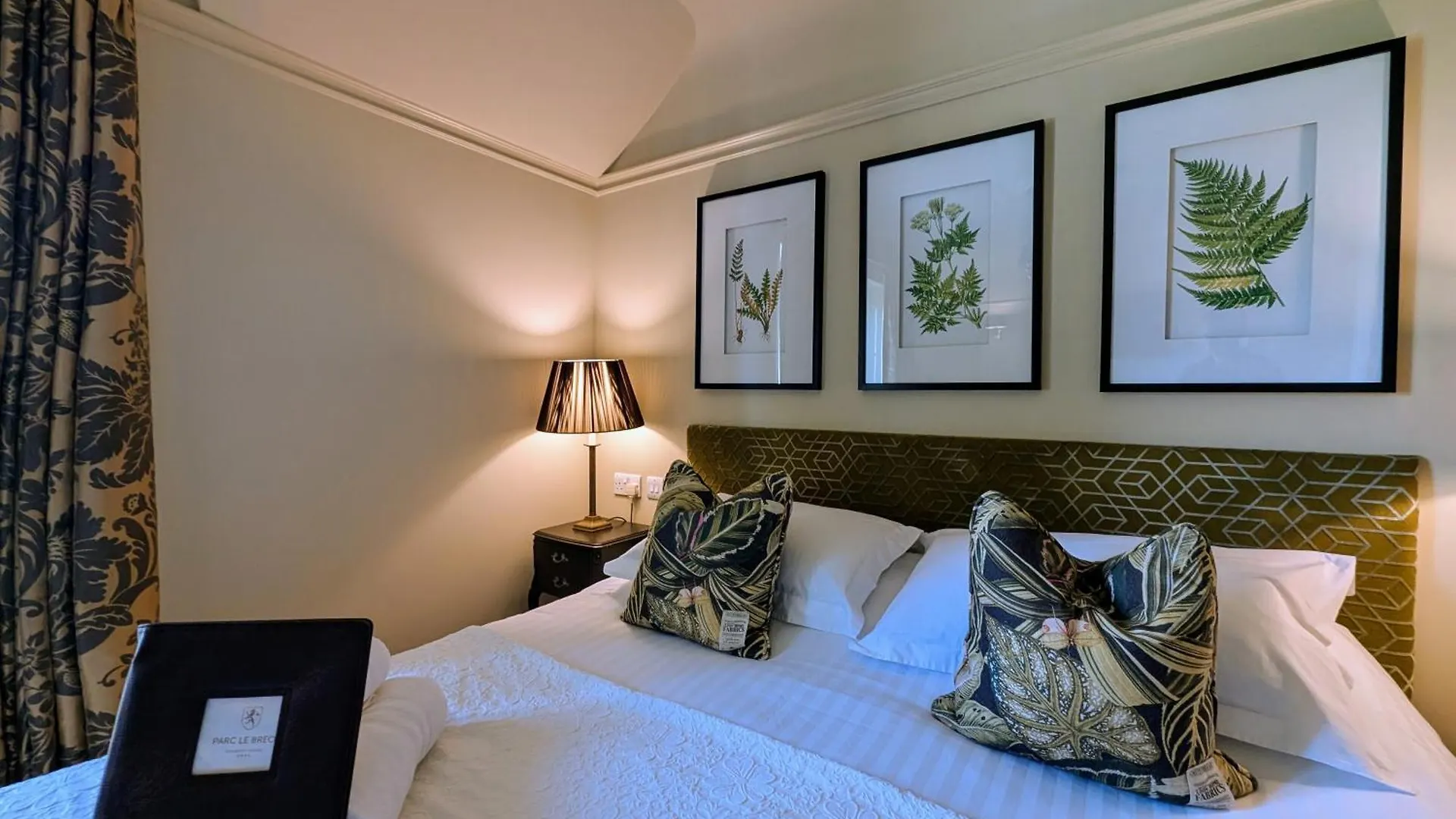 Parc-Le-Breos House Bed and Breakfast Penclawdd 4*,